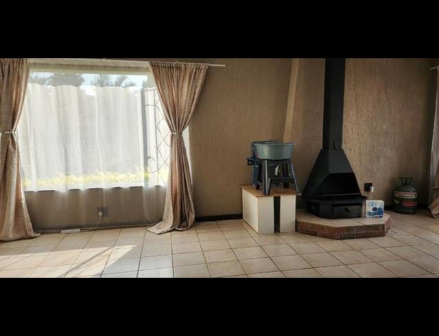 6 BEDROOM HOUSE FOR SALE IN GLEN MARAIS